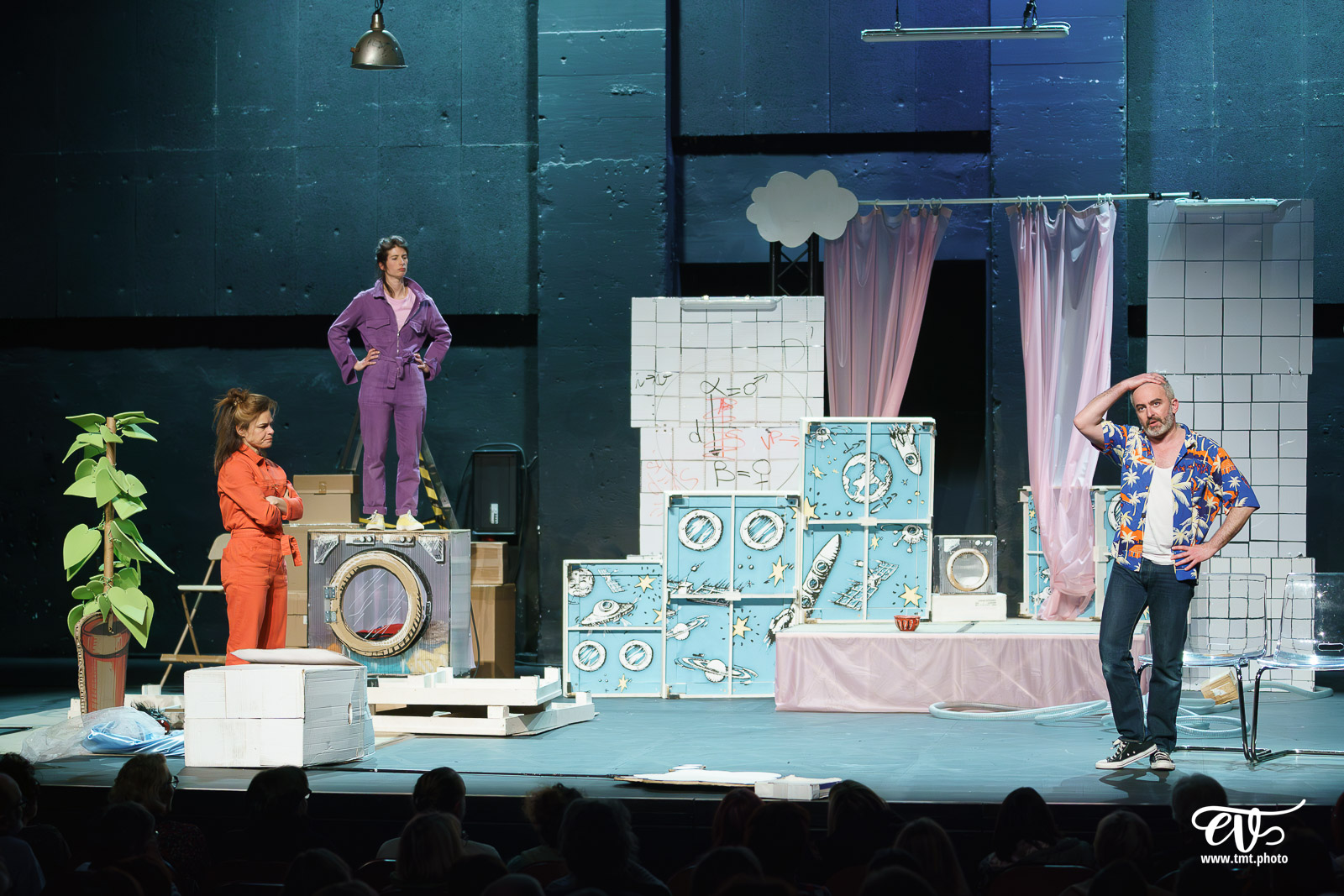 TMTPHOTO DERRIERE LE HUBLOT SE CACHE PARFOIS DU LINGE (LES FILLES DE SIMONE) 040